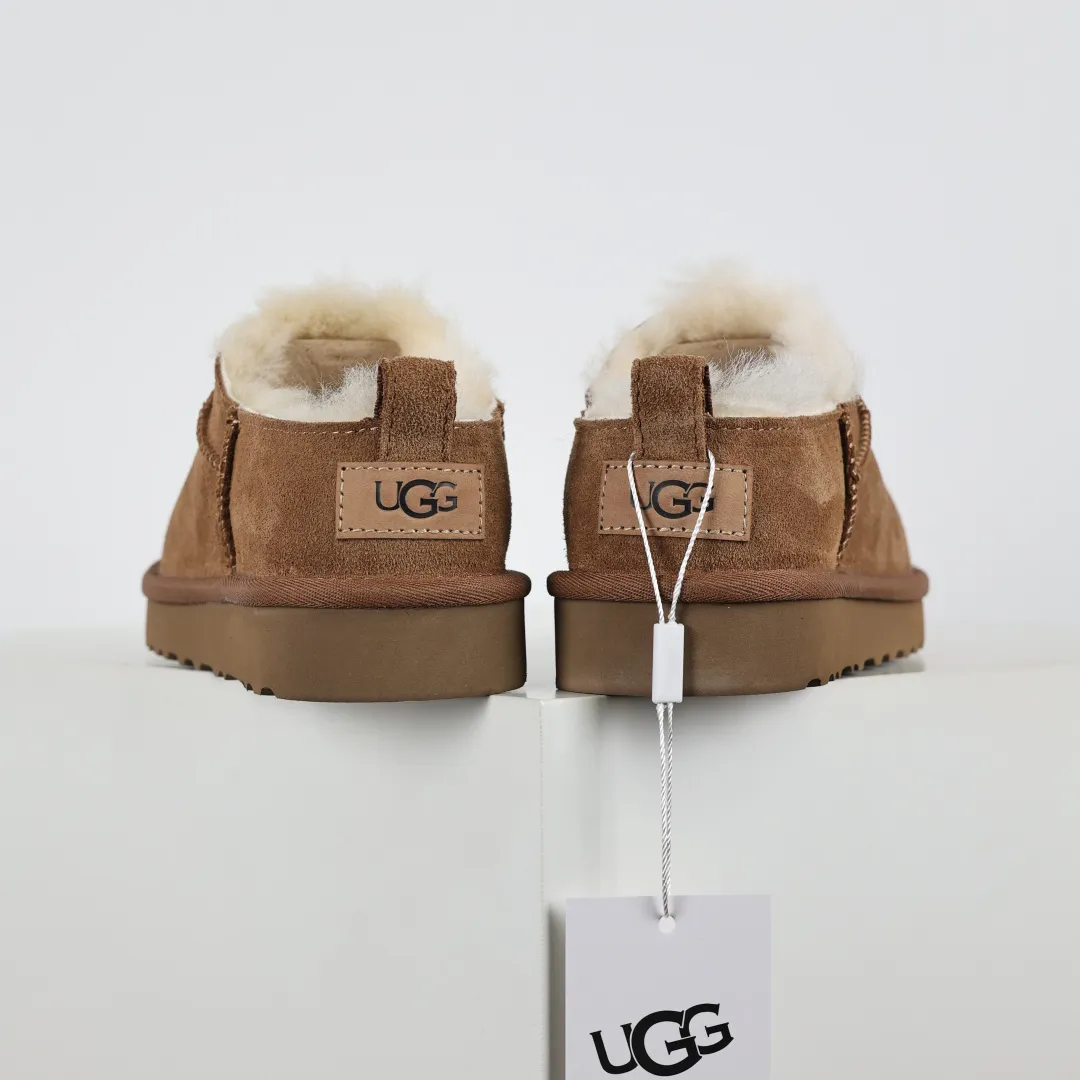 Pick up locally 💰520 Core recommendation Good price Independently developed original outsole, cashmere insole, keeping warm in winter, suitable for home use. In recent years, uug has launched a style series, which is partially skewed towards the preferences of young consumers, and has also been at the forefront of fashion trends. Shoe body material, water-repellent coated suede upper, 17mm UGGPURE™ implanted wool insole, lightweight non-slip and comfortable rubber outsole, with brand LOGO, complete packaging, size: 35 36 37 38 39 40